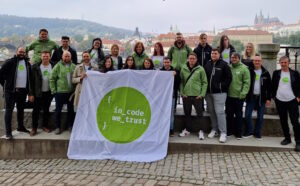 Gruppenfoto von allen MitarbeiterInnen die mit auf Betriebsurlaub gefahren sind mit einem Branded Banner