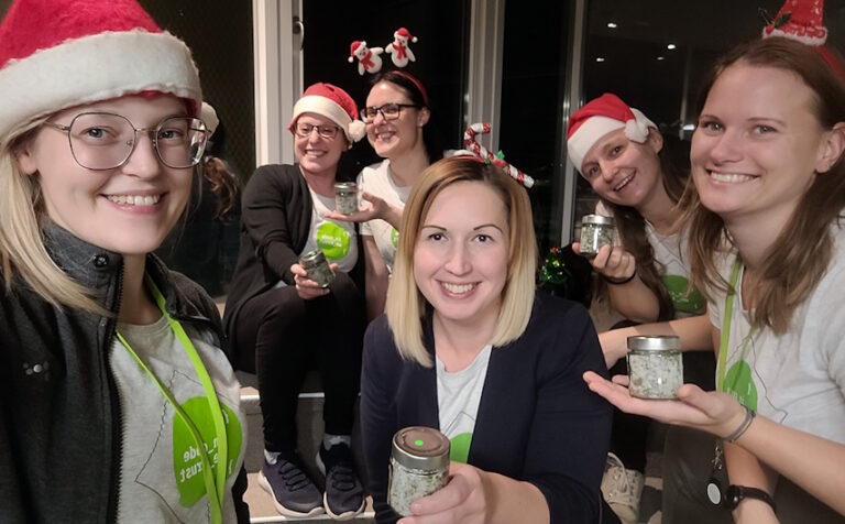 Gruppenbild aller Mitarbeiterinnen, die die Salzmischungen hergestellt haben, mit Weihnachts-Haarschmuck auf ihren Köpfen