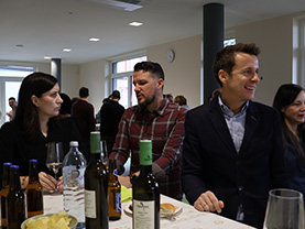 Das Boom Team unterhält sich und freut sich über ein nettes Beisammensein.