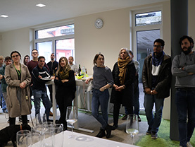 Das Boom-Team hört der Ansprache von Andreas Schaller zu.