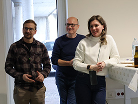 3 Boom-Mitarbeiter, zwei Männer und eine Frau, folgen der Ansprache von Andreas Schaller.