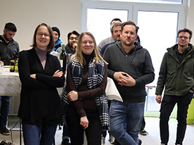 Eine Gruppe von Boom Mitarbeiter:innen hört der Ansprache zu.