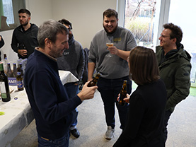Gute Laune bei der Boom Zubau-Einweihungsfeier. Eine Gruppe von 5 Leuten hat Spaß an der gemeinsamen Unterhaltung.