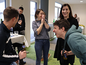 Gute Unterhaltung bei der Zubau-Einweihungsfeier in Leibnitz. 2 Frauen und 2 Männer lachen herzhaft.