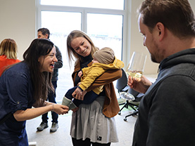 Willkommen kleiner Mann - das Team freut sich über den Besuch des Boom-Team-Zuwachses.