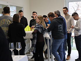 Gemütliches Beisammenstehen bei Snacks und Getränken im neuen Bürozubau in Leibnitz.