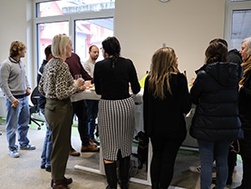 Die Arbeitsplätze werden erst mal zum Essen und für ein geselliges Beisammensein genutzt.