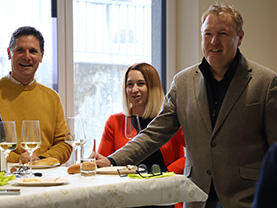 2 Männer und eine Frau schmunzeln über die unterhaltsame Ansprache.