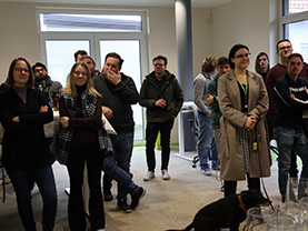 Das Boom-Team lauscht aufmerksam der Ansprache von Andreas Schaller.