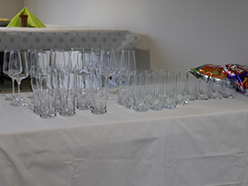 Empfangsbereich zur Einweihungsfeier des Bürozubaus. Gläser stehen bereit.