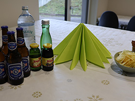 Die Tische sind bereits gedeckt für die Einweihungsfeiere des Bürozubaus in Leibnitz.