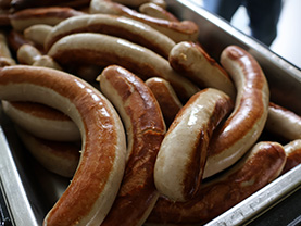 Duftende Grillwürstel sind bereit für hungrige Mitarbeiter.