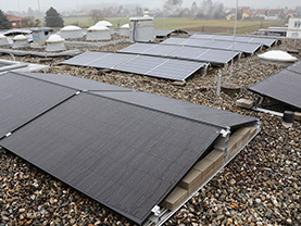 Photovoltaik-Paneele am Boom Firmendach in Leibnitz.