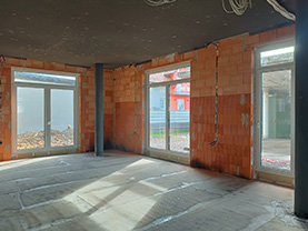 Fertigstellung der Fensterfronten des Bürozubaus in Leibnitz