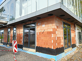 Außenansicht des Bürozubaus in Leibnitz. Es fehlt nur noch die Fassade.