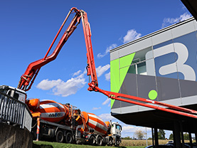 Betonierarbeiten zur Fundamenterstellung des Bürozubaus in Leibnitz.