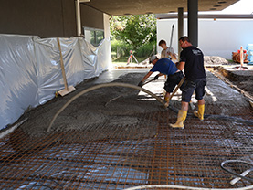 Betonierarbeiten zur Fundamenterstellung beim Bürozubau in Leibnitz.