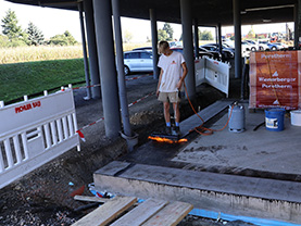 Flämmarbeiten beim Fundament des Bürozubaus in Leibnitz.