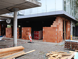 Aufmauern des Bürozubaus.