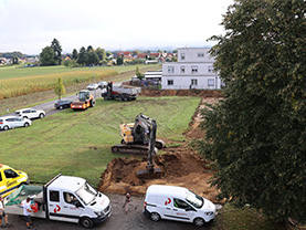 Der Bagger bereitet die Wiese für den Bau eines Walls für die Photovoltaikanlage vor.