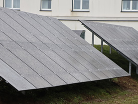 Fertig aufgebaute Photovoltaik-Paneele.